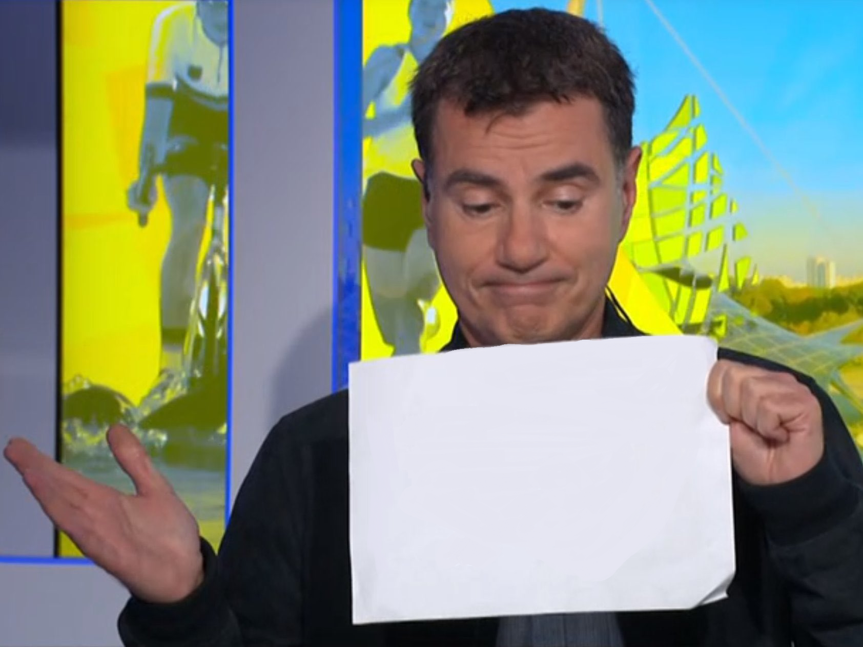 Laurent Luyat, déçu, montrant un message écrit sur une feuille blanche