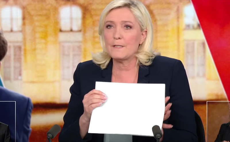 Marine le Pen brandissant un message